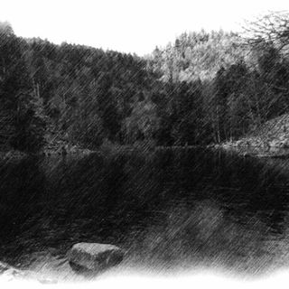 Photo d'un lac en noir et blanc
