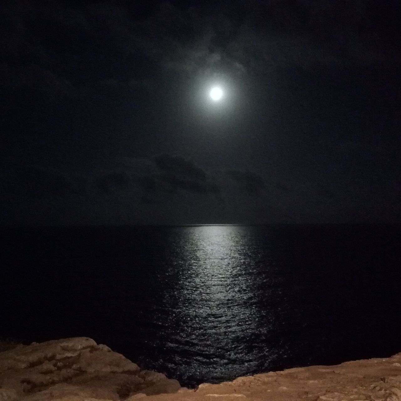 La lune sur l'océan